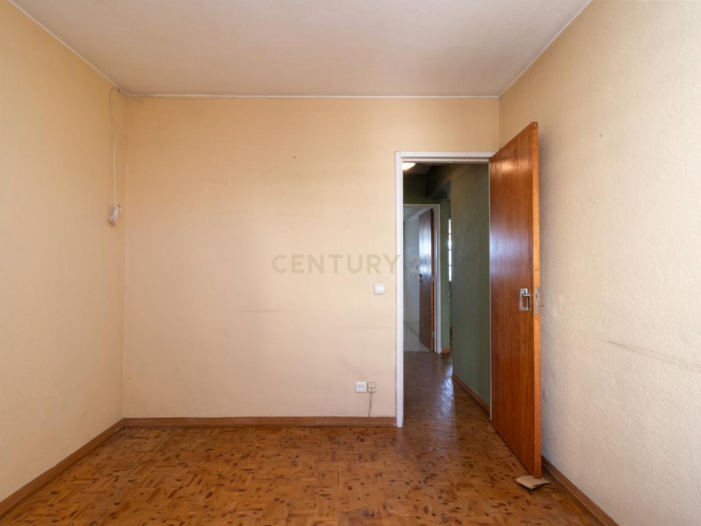 T3 com 73m² | 4º andar com elevador | Para remodelar em Lisboa - Image 14