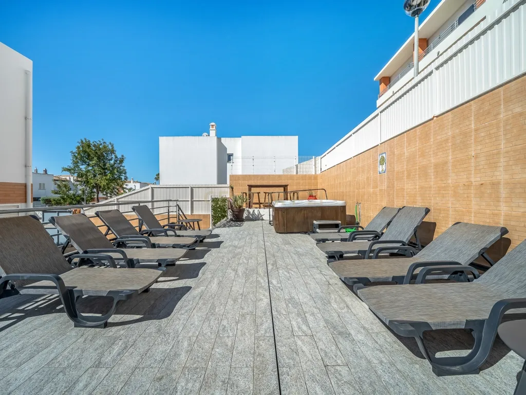 Moradia T4 com piscina, jacuzzi e garagem em Vale Pedras, Albufeira - Image 11