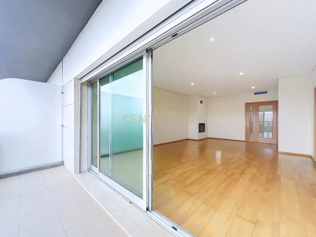 Fotografia 12 de T2 Duplex com 2 Suítes | Último Piso | Garagem Box para 2 Viaturas | Ponta Delgada