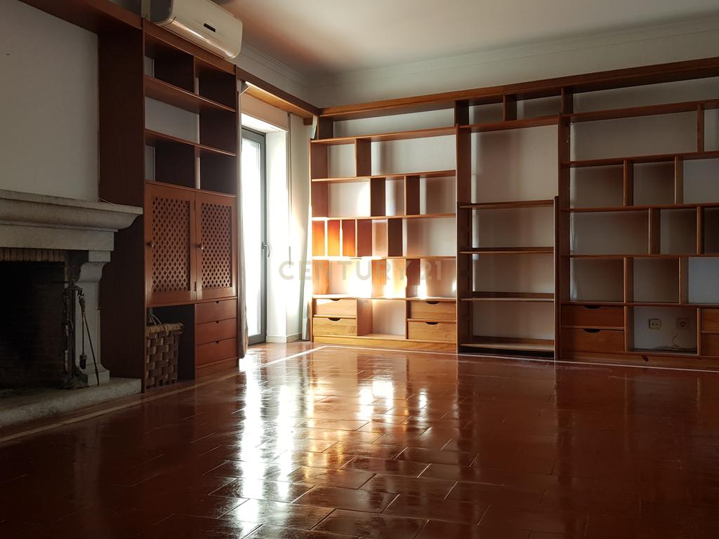 Espaçoso  Apartamento T4 em Beja com Varanda e Lareira - Image 4