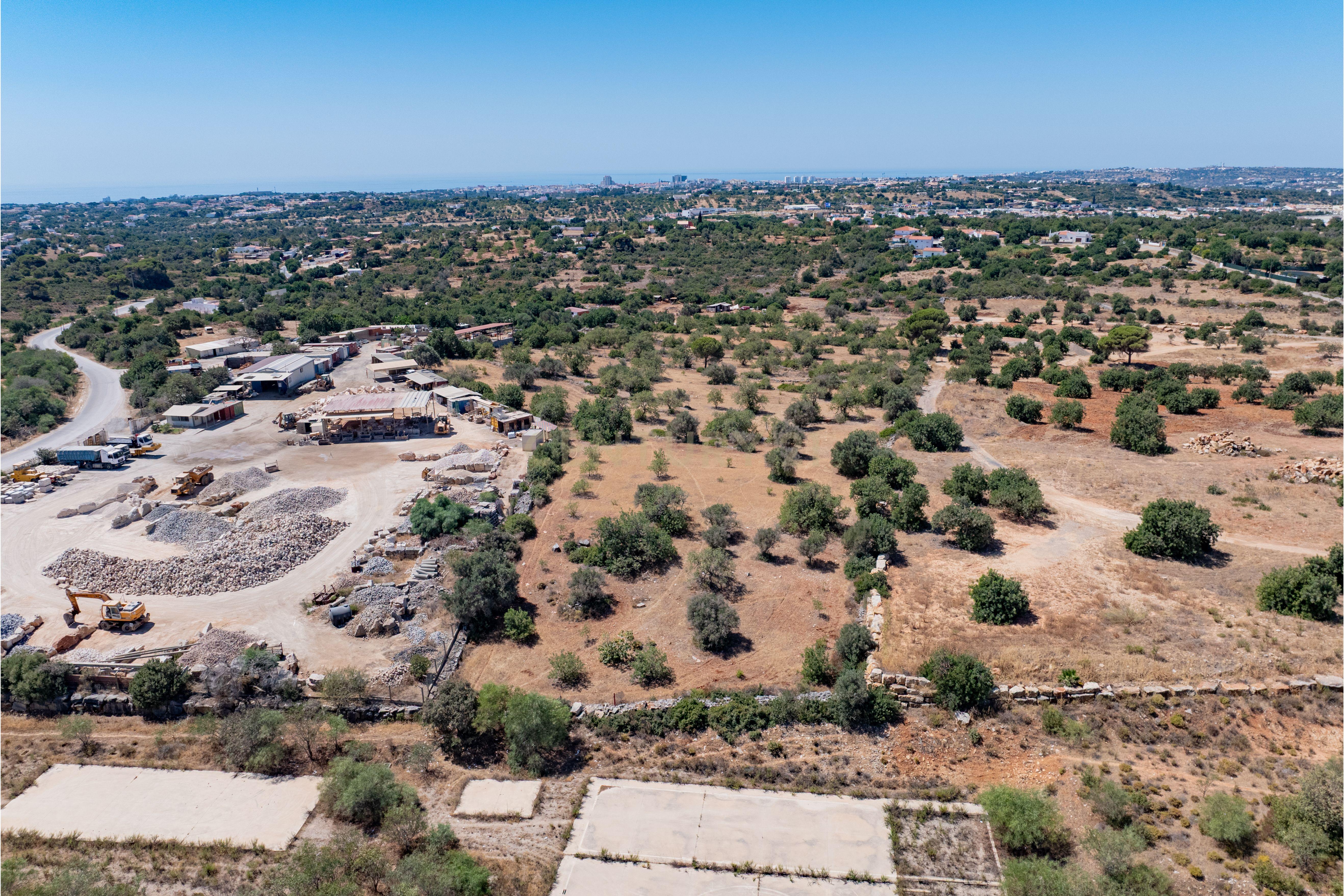 Fotografia 12 de Terreno rústico localizado em Alfarrobeiras em Ferreiras, com uma área total de 30590m².