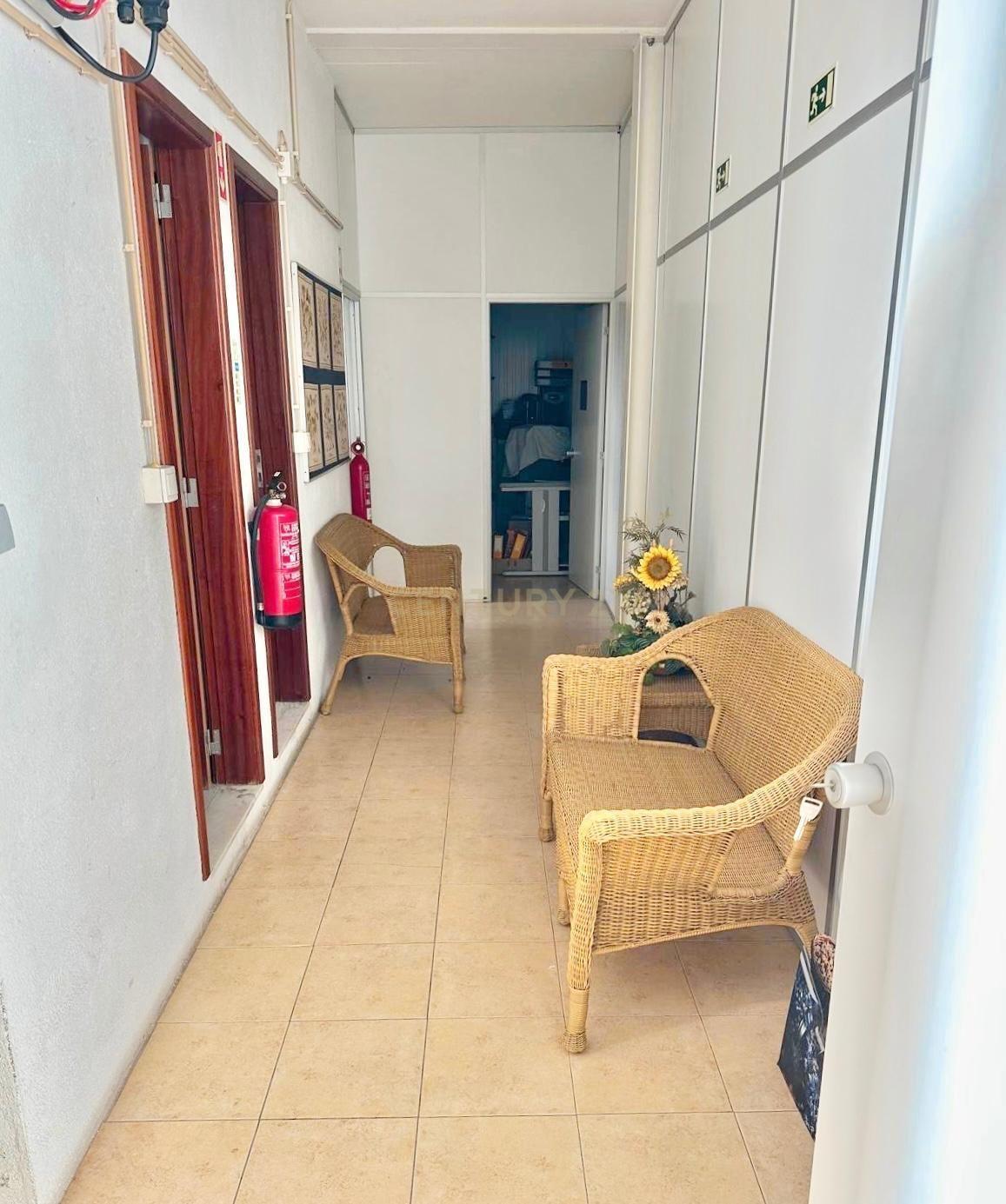 Armazém Industrial na praceta Emídio Santana, 11 Casal do Marco, valor negociável com ou sem o recheio do imóvel - Image 2