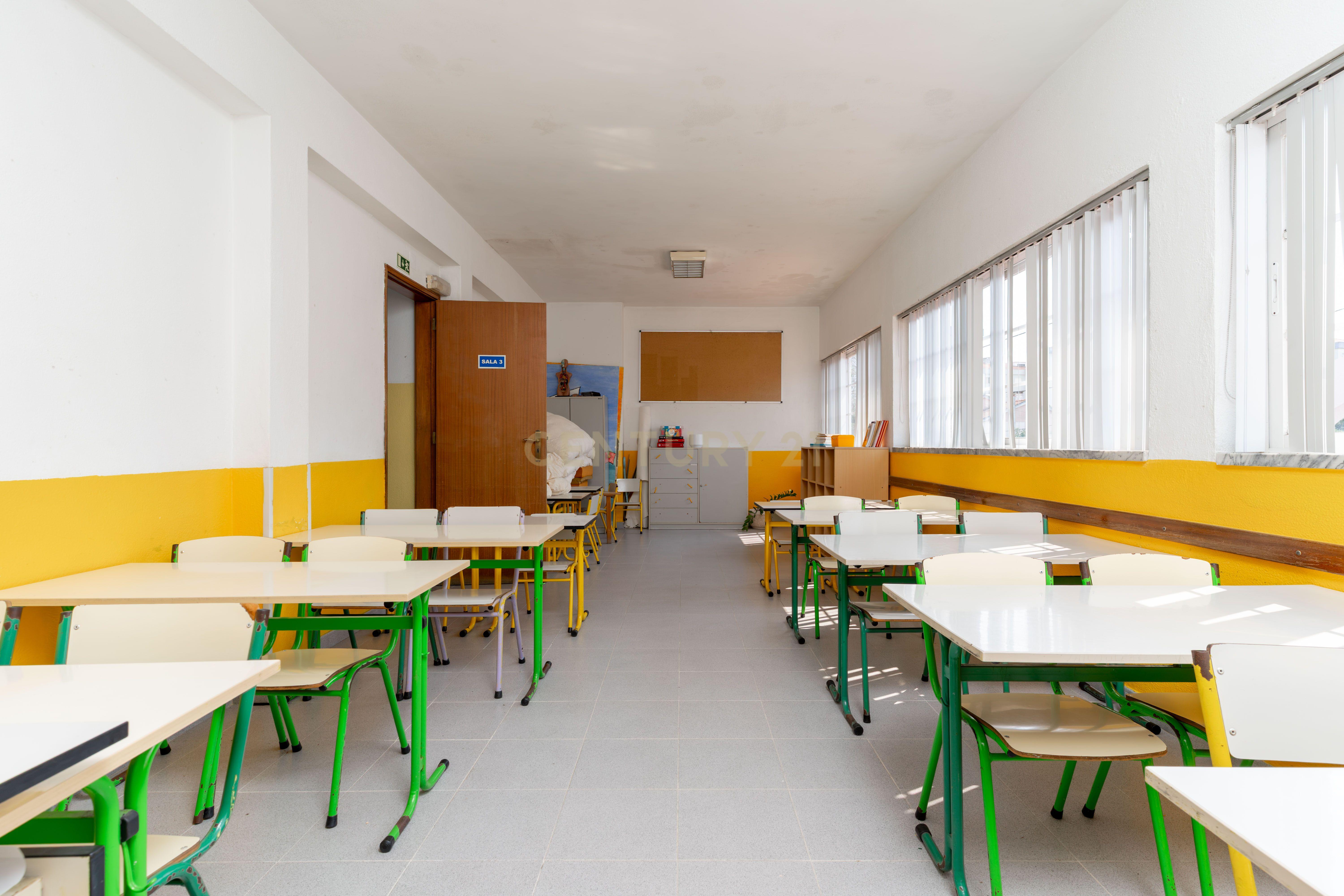 Fotografia 11 de Edifício de Serviços com Potencial de Reconversão para Habitação - Arrentela/Seixal