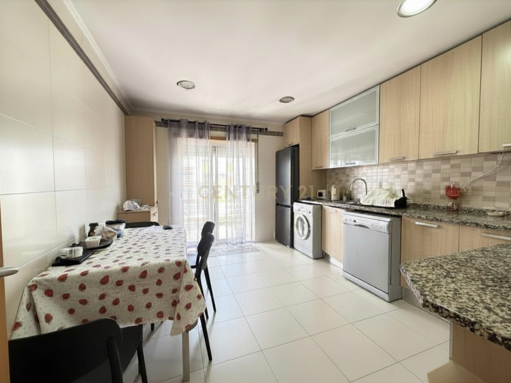 Apartamento T2 Semi-Novo com Garagem em Armação de Pêra – Conforto, Modernidade e Excelente Localização - Image 11