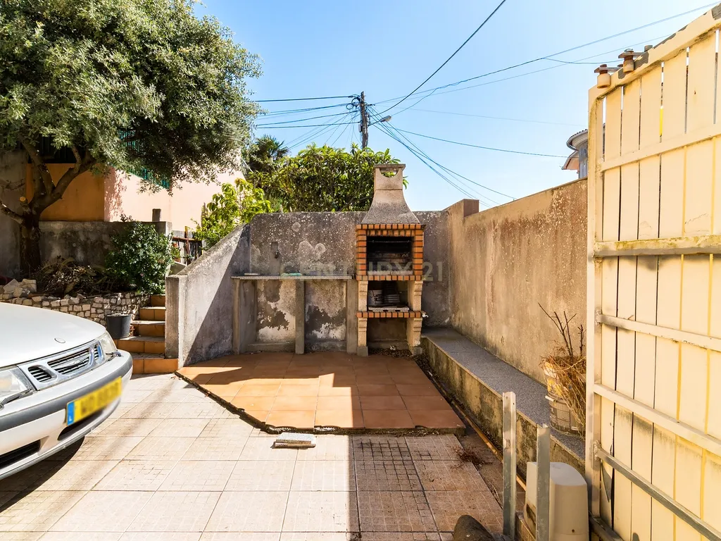 Moradia T3 em Porto Salvo | 213 m² | Garagem | Pátio e Jardim - Image 44