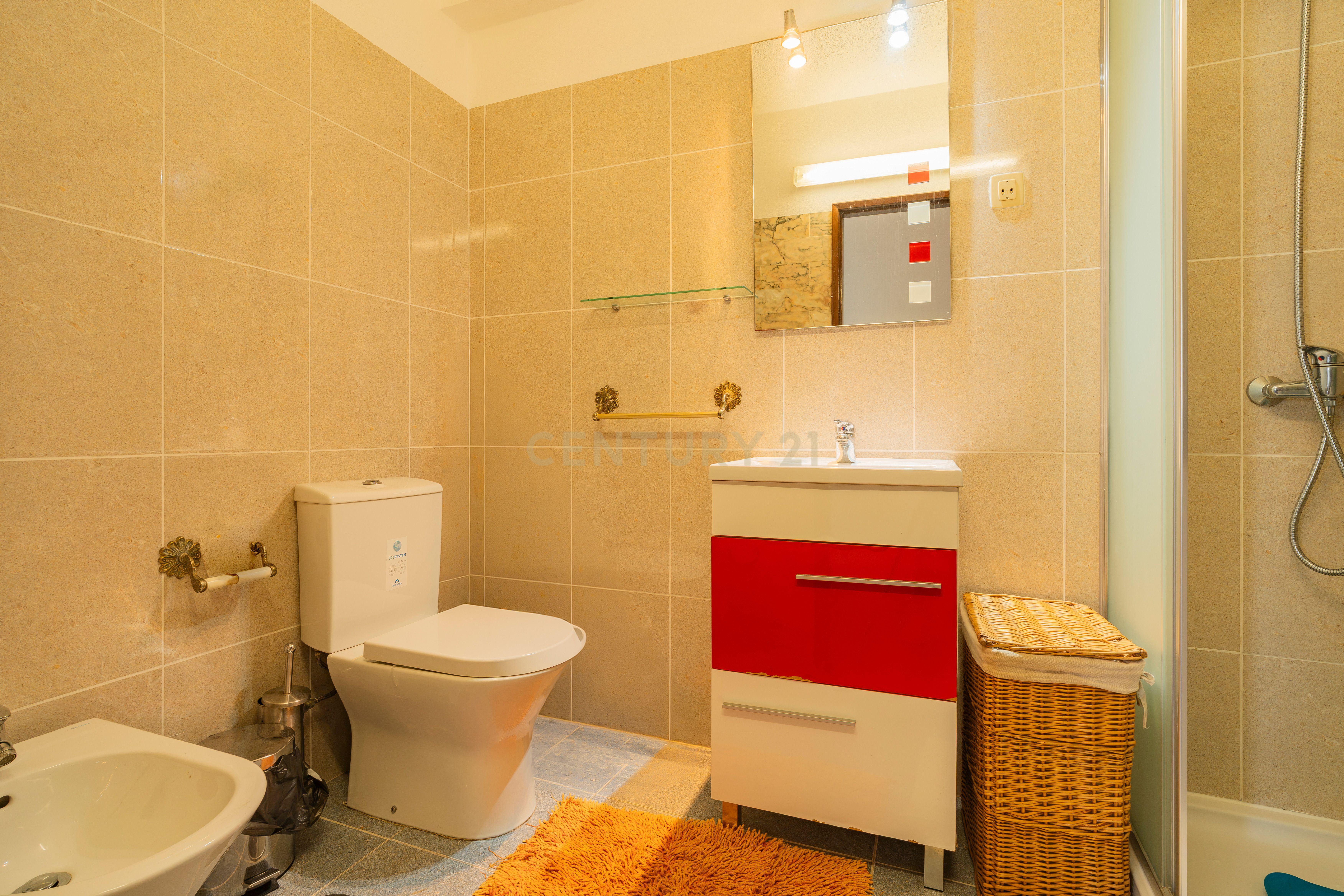 Fotografia 8 de Apartamento T2 à Venda | Nazaré | Vista Lateral para o Mar