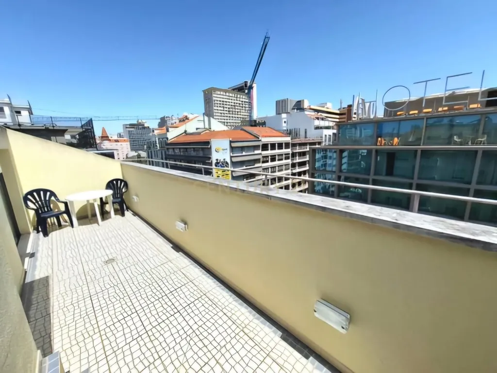 Imóvel T3 espaçoso nas Picoas, com 3 WC, 2 estacionamentos - Image 34