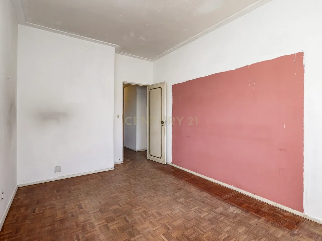Apartamento T4 com 129 m² e estacionamento — Calçada do Tojal, oportunidade para remodelação total - Image 7