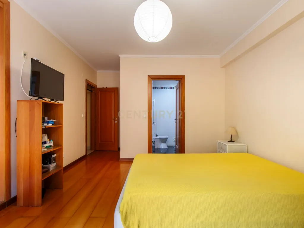 Espaçoso T3 com Varanda em Caparica, Almada - Image 30