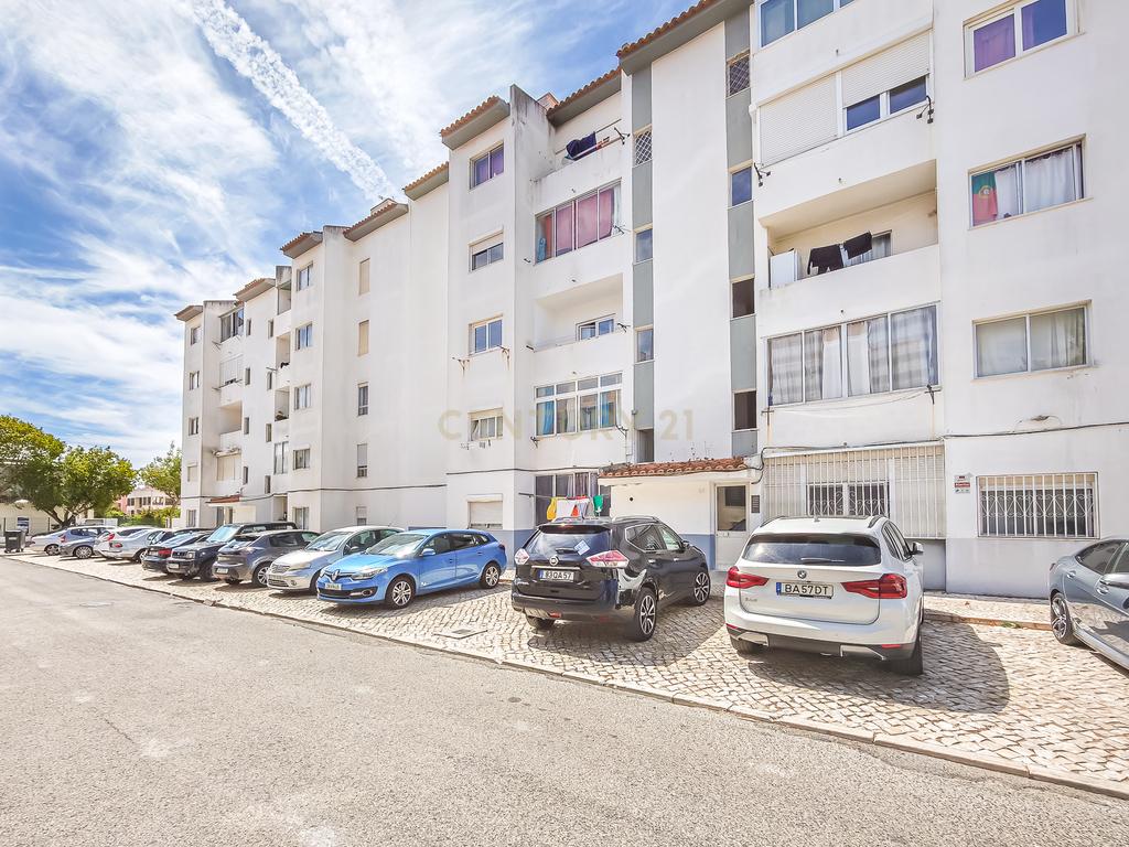 Apartamento Renovado em Cascais com 3 Quartos e Varanda - Image 28
