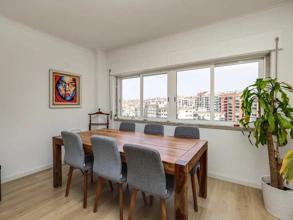 Apartamento T3 Remodelado em Massamá (Rua Miguel Torga) - Image 1