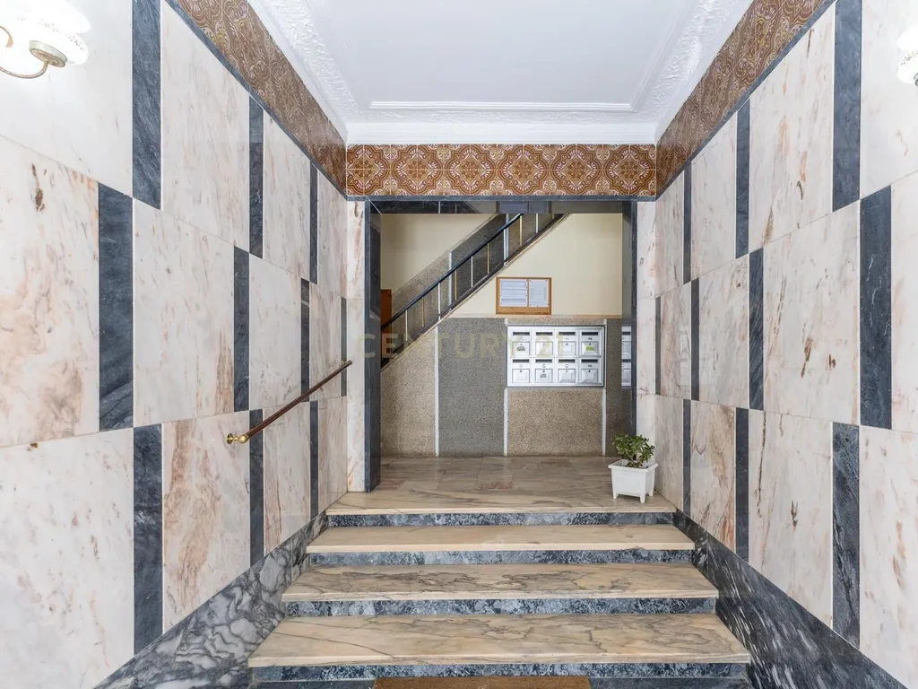 Apartamento Renovado com Vista Mar em Setúbal - Image 26
