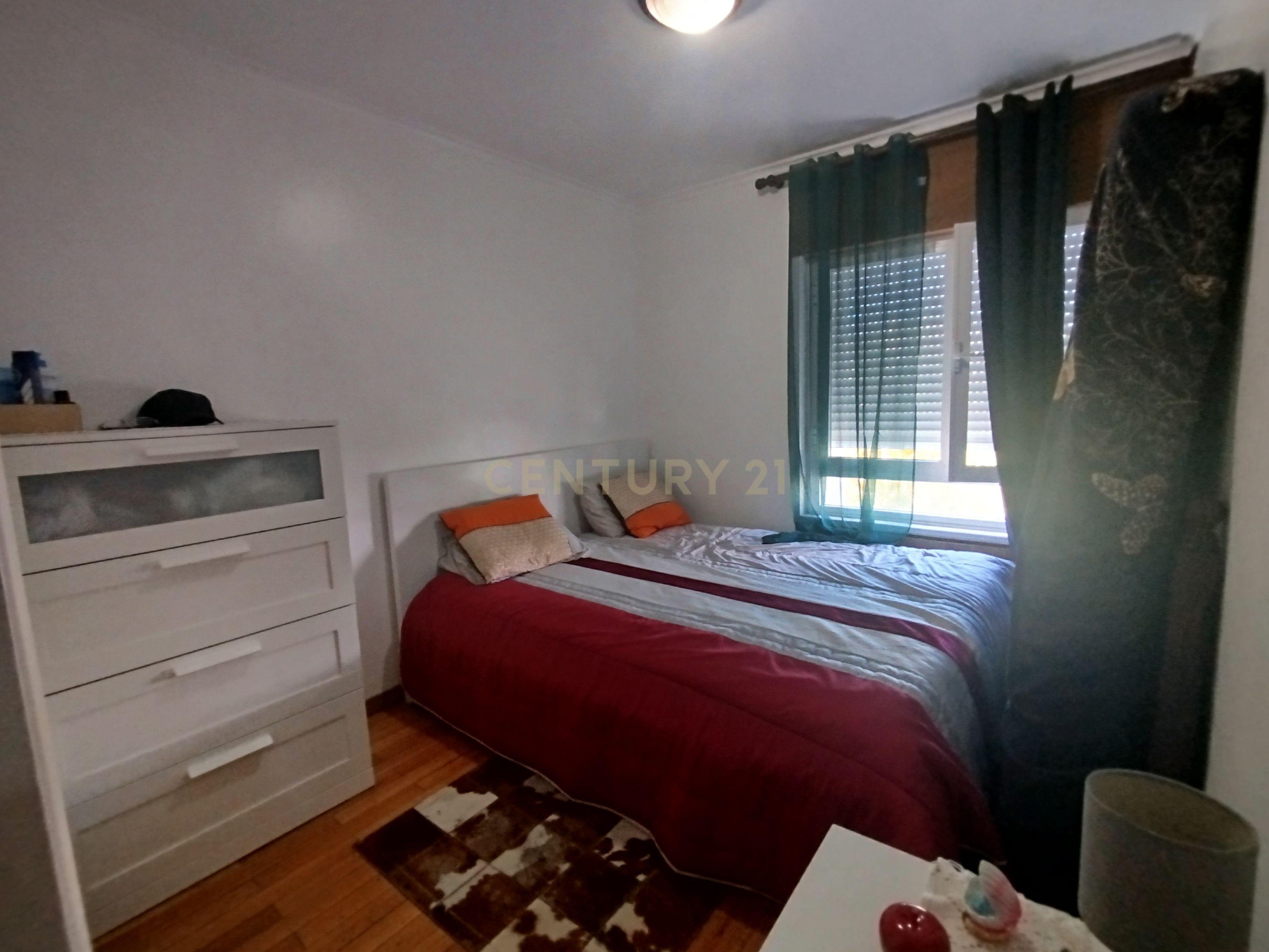 Fotografia 10 de Apartamento T3 com Excelente Exposição Solar, Arrecadação e Ótima Localização no Monte da Caparica