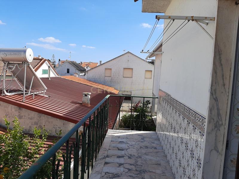 Andar de Moradia T2 com Logradouro e Garagem, na Quinta do Conde - Image 4