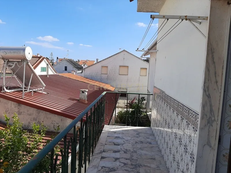 Andar de Moradia T2 com Logradouro e Garagem, na Quinta do Conde - Image 4