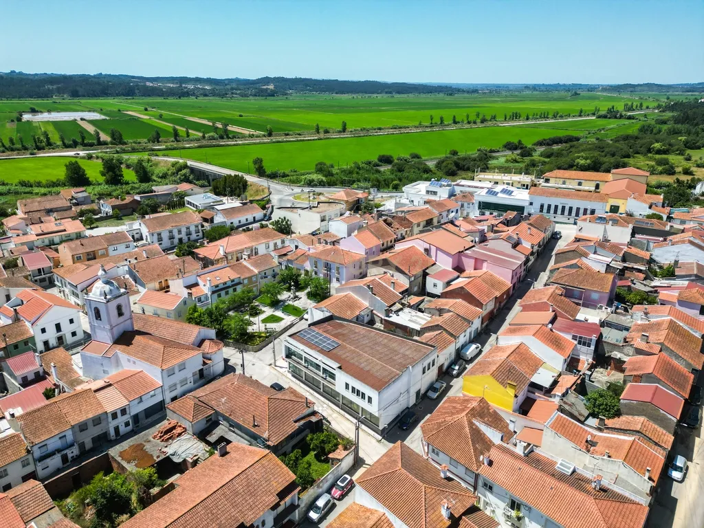 Investimento com Duplo Potencial: Comércio + Habitação em Soure - Image 27