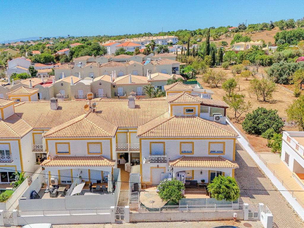 Moradia T2 com Garagem e Logradouro - Ferreiras, Albufeira - Image 3