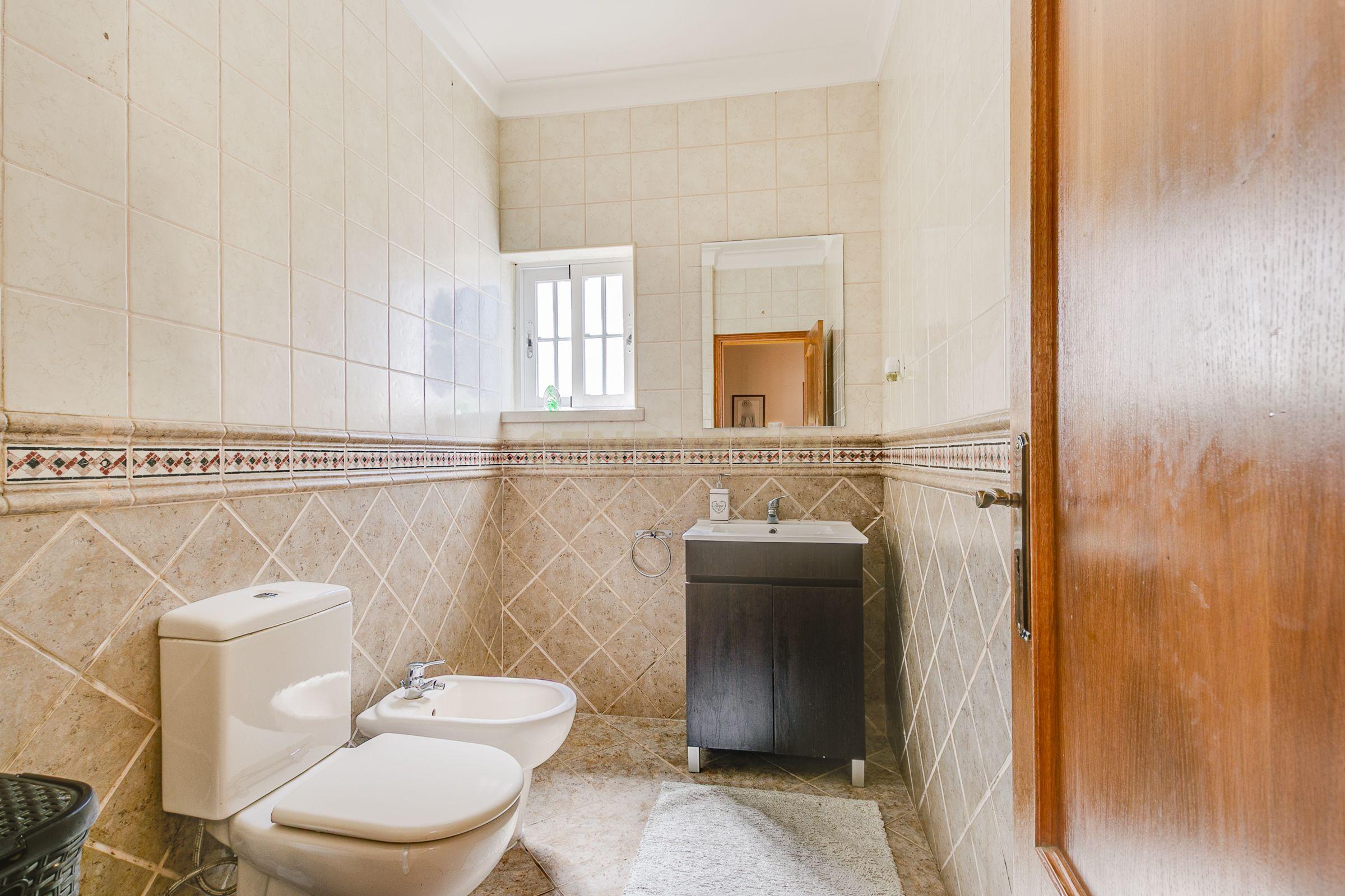 Moradia Rural T4 com Piscina e Jardim — Entre Setúbal e Lisboa - Image 11