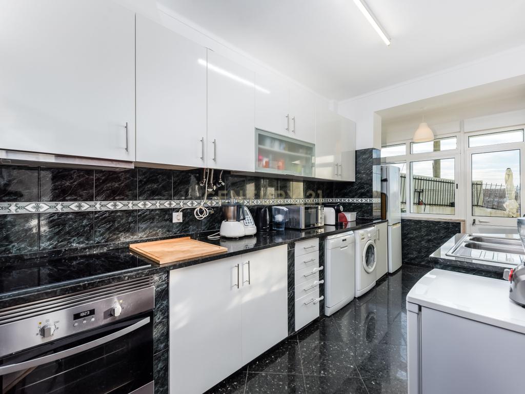 Apartamento T2 em Linda-a-Velha – Remodelado com Terraço e Excelente Localização - Image 2