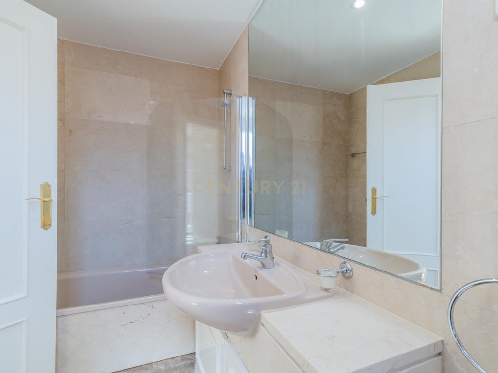 Chalet adosado con jardín en calle Unicornio, Aravaca - Image 20