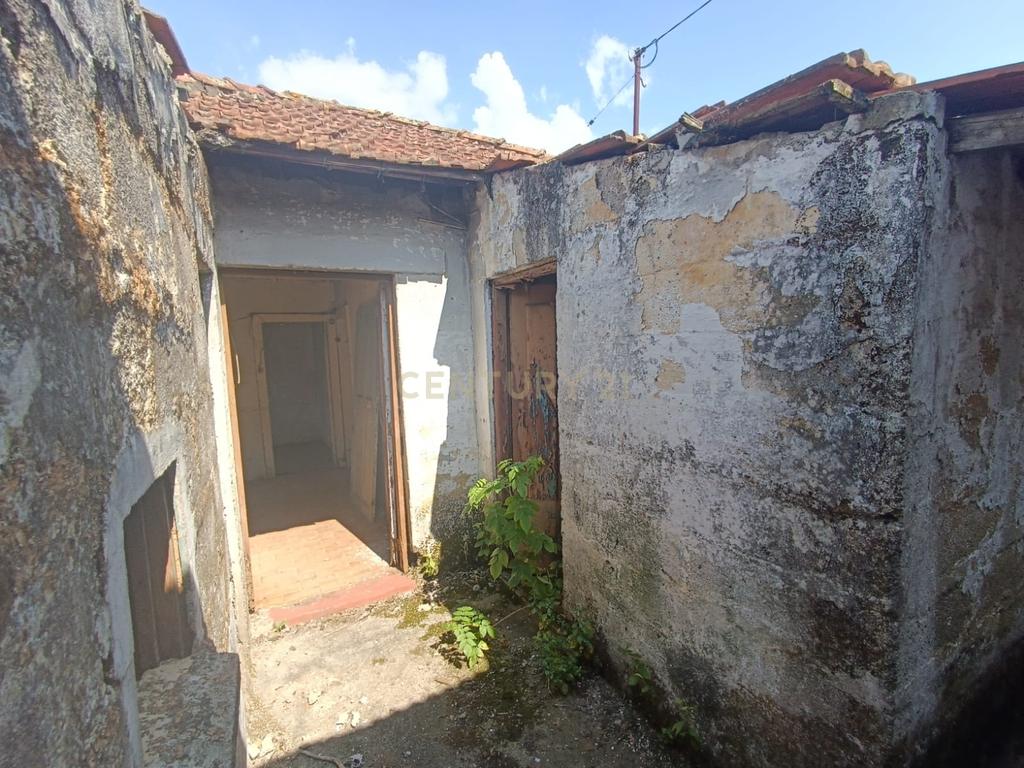 Moradia/ruína térrea em Santo Tirso com vista para o Parque de Geão - Image 7