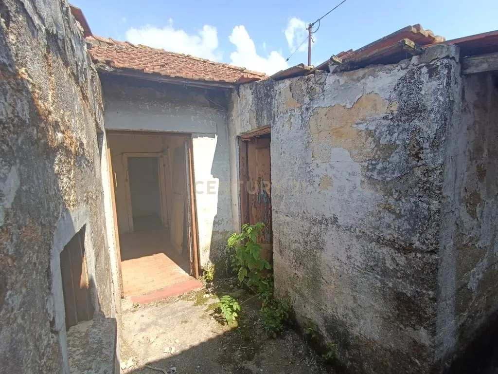 Moradia/ruína térrea em Santo Tirso com vista para o Parque de Geão - Image 7