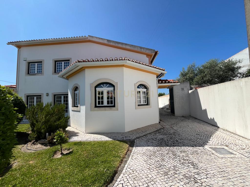 Moradia com 5 quartos em Vale Covo, Bombarral, com jardim, piscina, barbecue, adega e várias zonas de lazer - Image 4