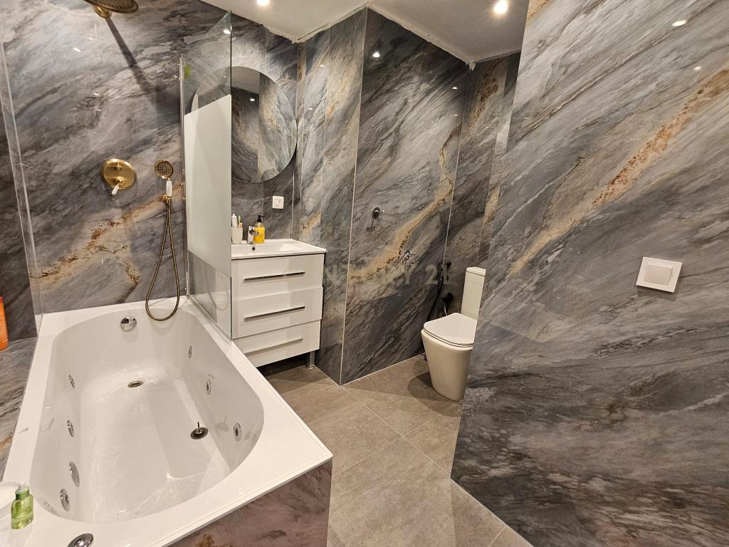 Luxuosa Moradia em Málaga com Terraço e Acessibilidade - Image 9