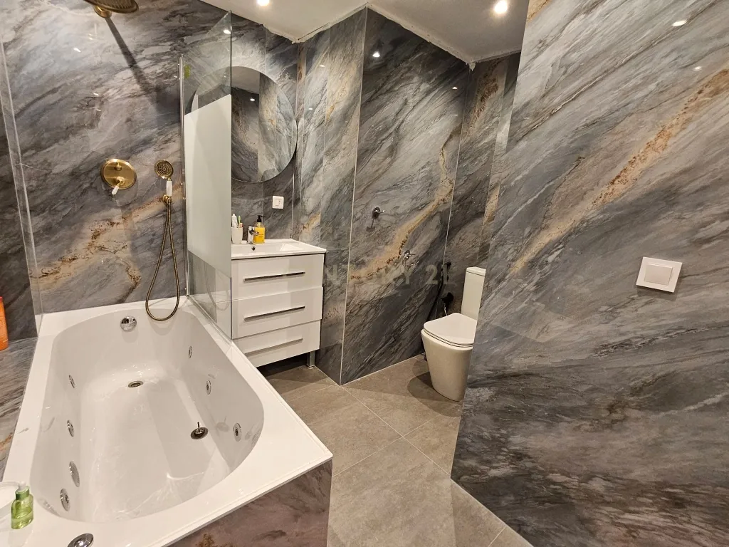 Luxuosa Moradia em Málaga com Terraço e Acessibilidade - Image 9