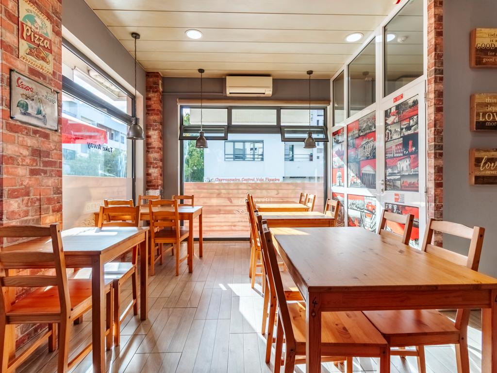 Oportunidade única de adquirir uma pizzaria de referência na Margem Sul, já consolidada no mercado e com uma carteira de clientes fidelizada. - Image 2