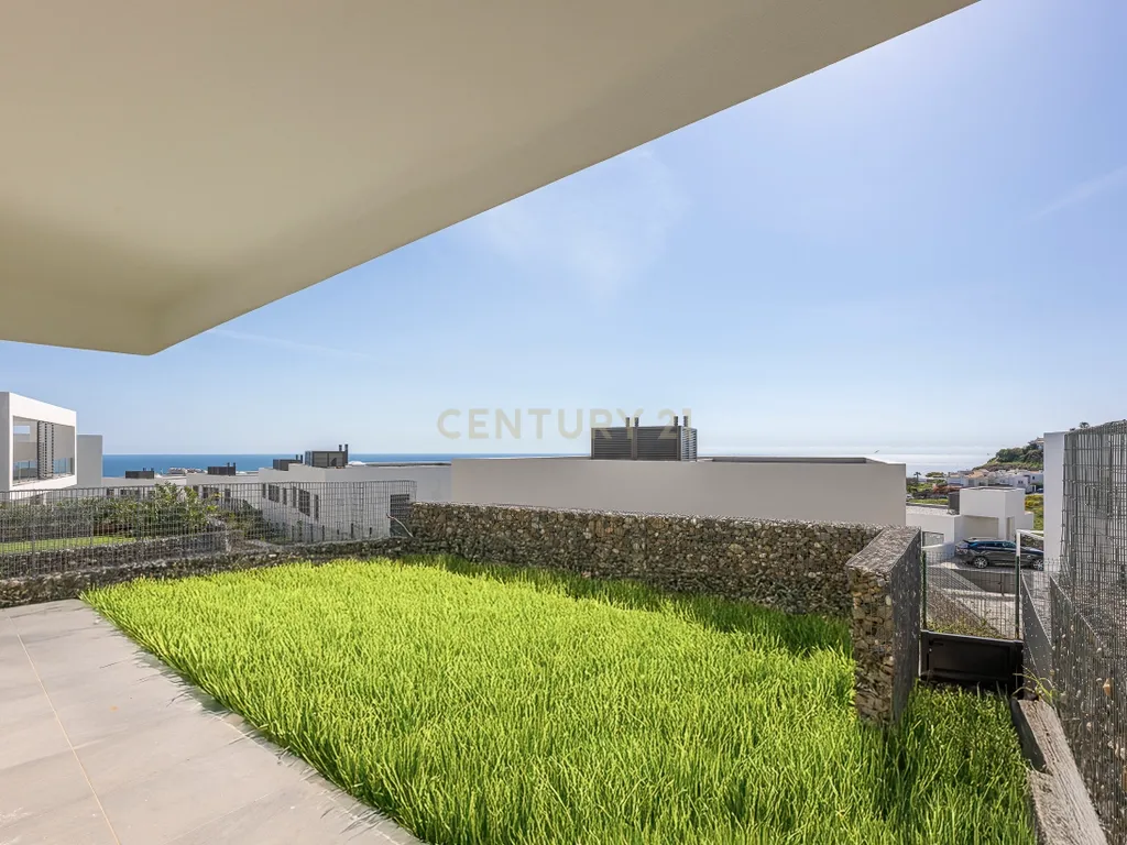 Moradia geminada nova para venda (2024) – Onde o mar, a luz e a tranquilidade se tornam o seu estilo de vida No coração da Costa del Sol, onde o azul do mar se funde com o céu e a brisa marítima o acaricia todas as manhãs, encontrará quatro espetaculares moradias geminadas novas, construídas em 2024, concebidas para aqueles que sonham em viver num ambiente privilegiado. Cada casa foi projetada para cativá-lo desde o primeiro momento. As suas vistas deslumbrantes para o mar acompanham cada momento do dia, enchendo os espaços de luz, serenidade e beleza natural. Aqui, cada nascer do sol torna-se um espetáculo e cada pôr do sol um momento para recordar. As casas têm três quartos espaçosos e três casas de banho, com espaços luminosos e cuidadosamente projetados para oferecer conforto, privacidade e bem-estar. Tudo é novo, com um estilo moderno que combina elegância, funcionalidade e harmonia com o ambiente mediterrâneo. Para aqueles que procuram algo ainda mais exclusivo, existe a opção de combinar duas propriedades, criando uma casa verdadeiramente única com até 6 quartos, ideal para famílias numerosas, receber convidados ou para aqueles que desejam espaço sem sacrificar o conforto. Venda de casa geminada nova construída em (2024) – Onde o mar, a luz e a tranquilidade se tornam o seu estilo de vida - Image 39