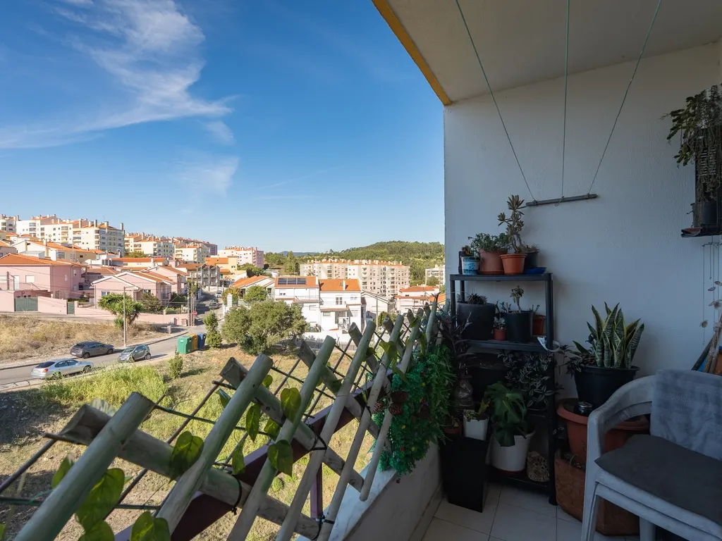 Apartamento de tipologia T2, com varanda, 1 wc e arrecadação, localizado em Agualva – Cacém, inserido em prédio de construção de 1996. - Image 10