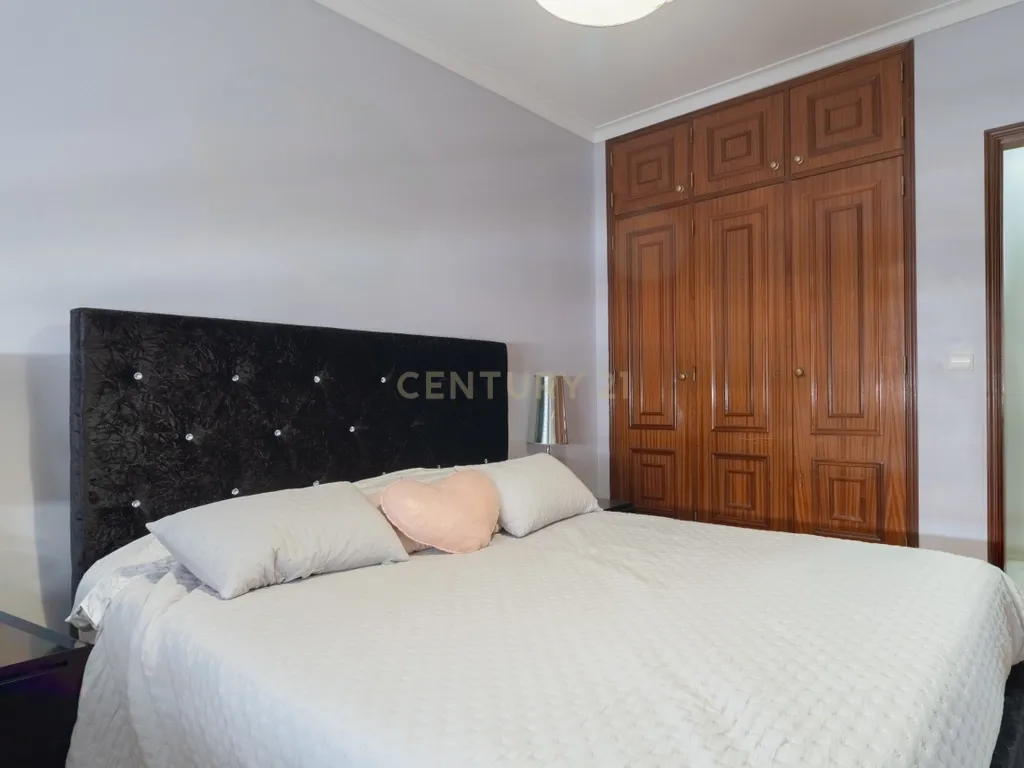 Apartamento T2 com Varandas em Vale do Cobro - Image 11