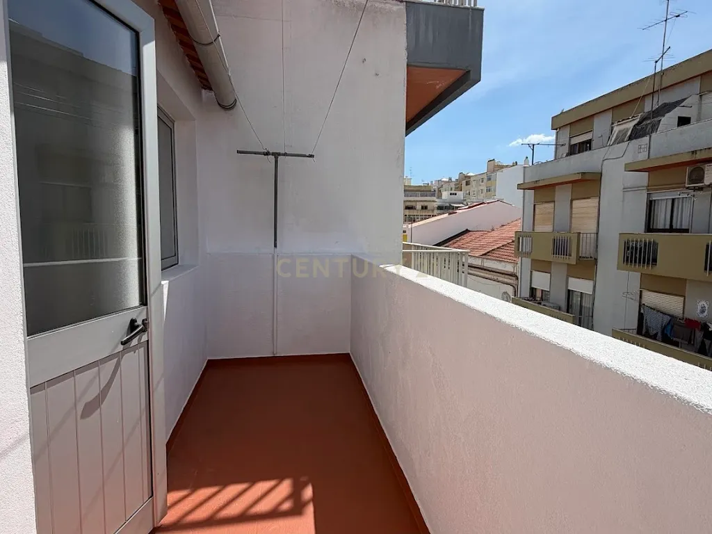 Moradia T2 + 1 no Centro de Portimão | Garagem 55 m² | Potencial + Proximidade às Praias - Image 39