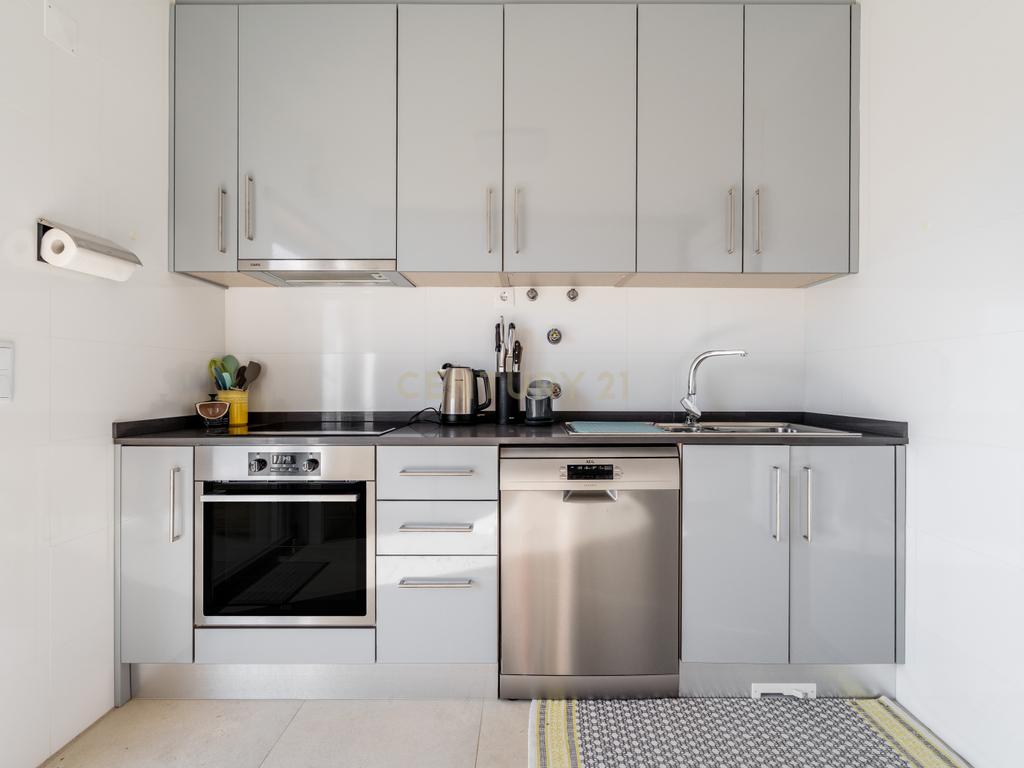 Apartamento T2+1 novo, design moderno, central, a 250metros da Praia de Armação de Pêra - Image 10