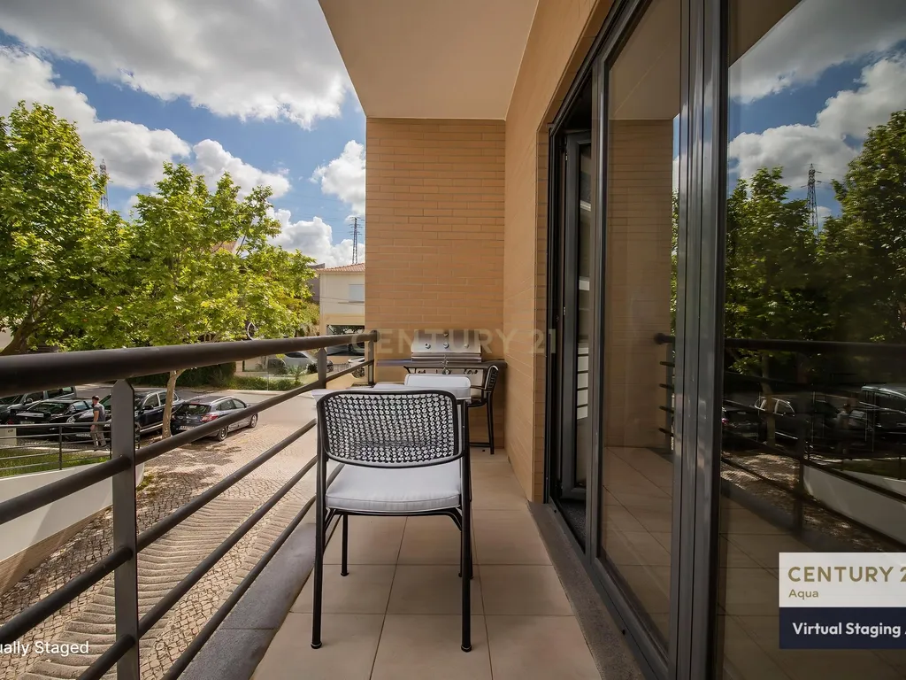 Apartamento T3 c/ 2 Varandas, Garagem Dupla e Terraço com Sala de Eventos - Image 2