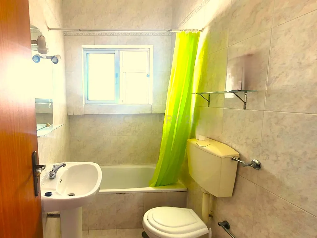 T2 com Varanda e Boas Áreas no Centro de Corroios - Image 8