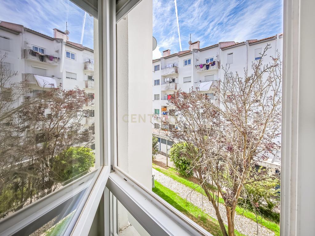 Apartamento Renovado em Cascais com 3 Quartos e Varanda - Image 20