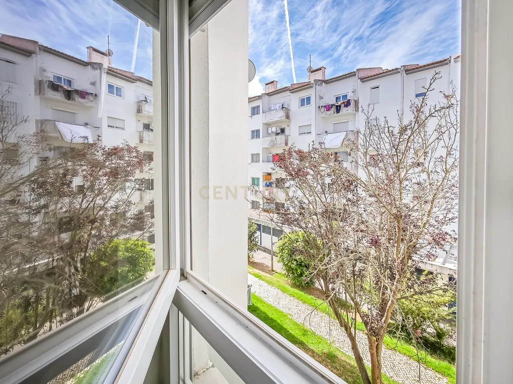 Apartamento Renovado em Cascais com 3 Quartos e Varanda - Image 20