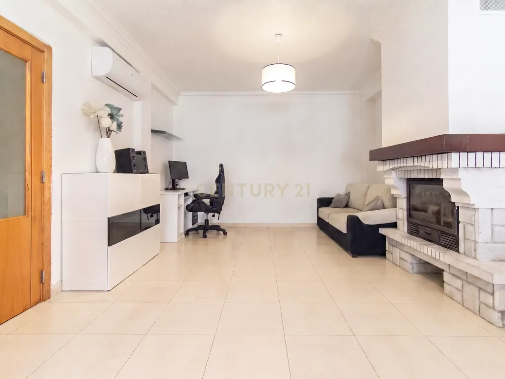Moradia T3 com Piscina e Excelentes Áreas nos Foros de Amora - Image 9