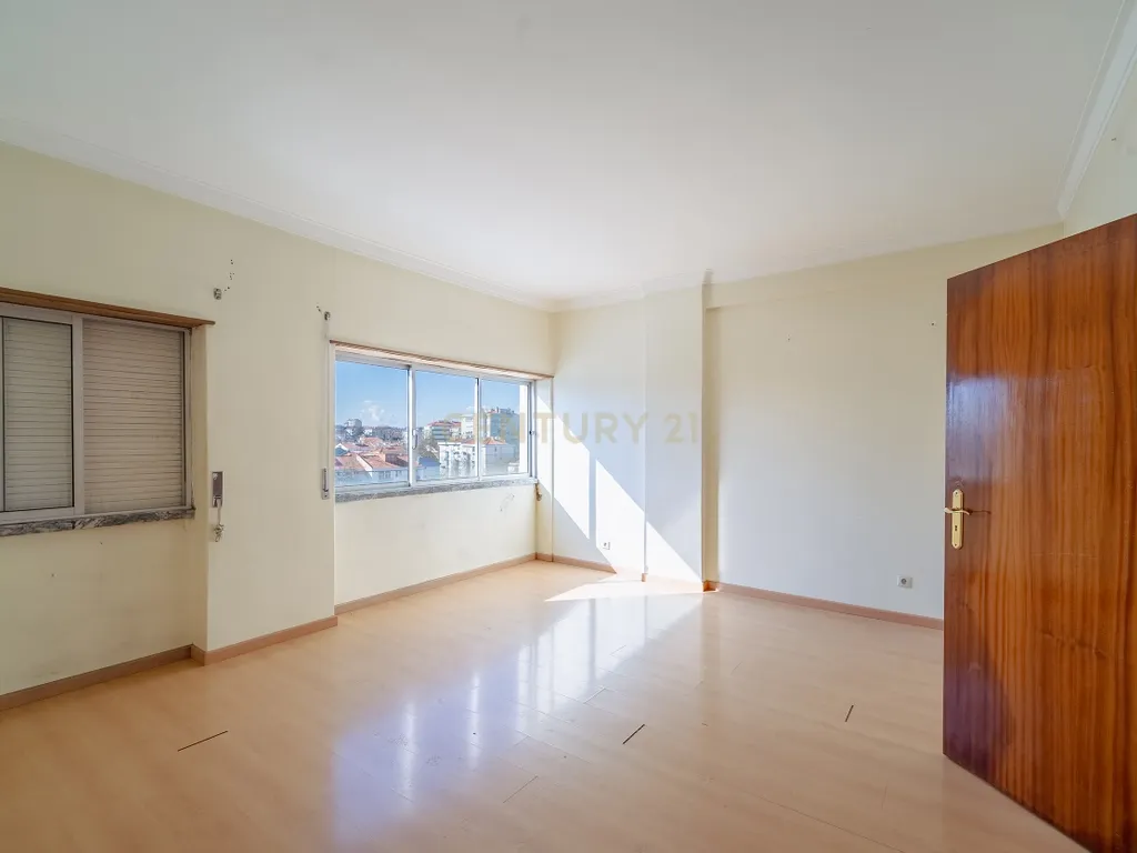 Apartamento T2 em Amora, Seixal - Oportunidade Única! - Image 3