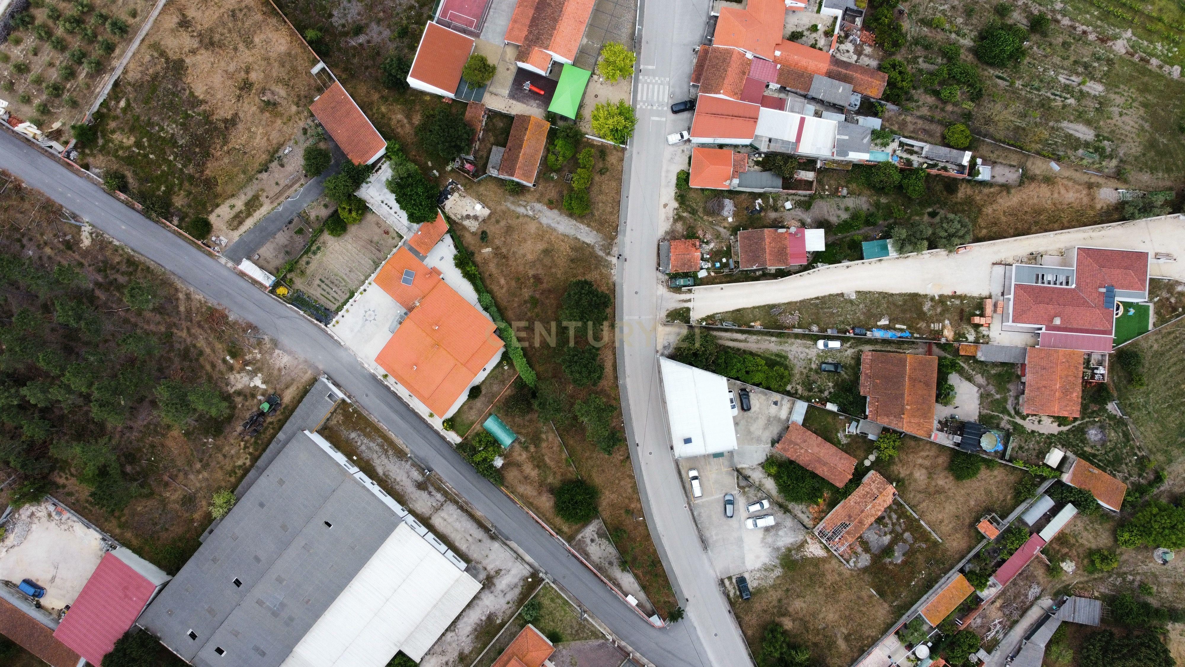 Fotografia 2 de Terreno com Viabilidade de Construção no Centro de Alpedriz – 1.200 m² e 60m de Frente
