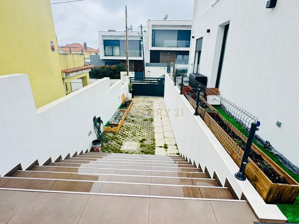 Moradia Geminada T4 em Caneças, Moderna e com excelentes acabamentos - Image 41
