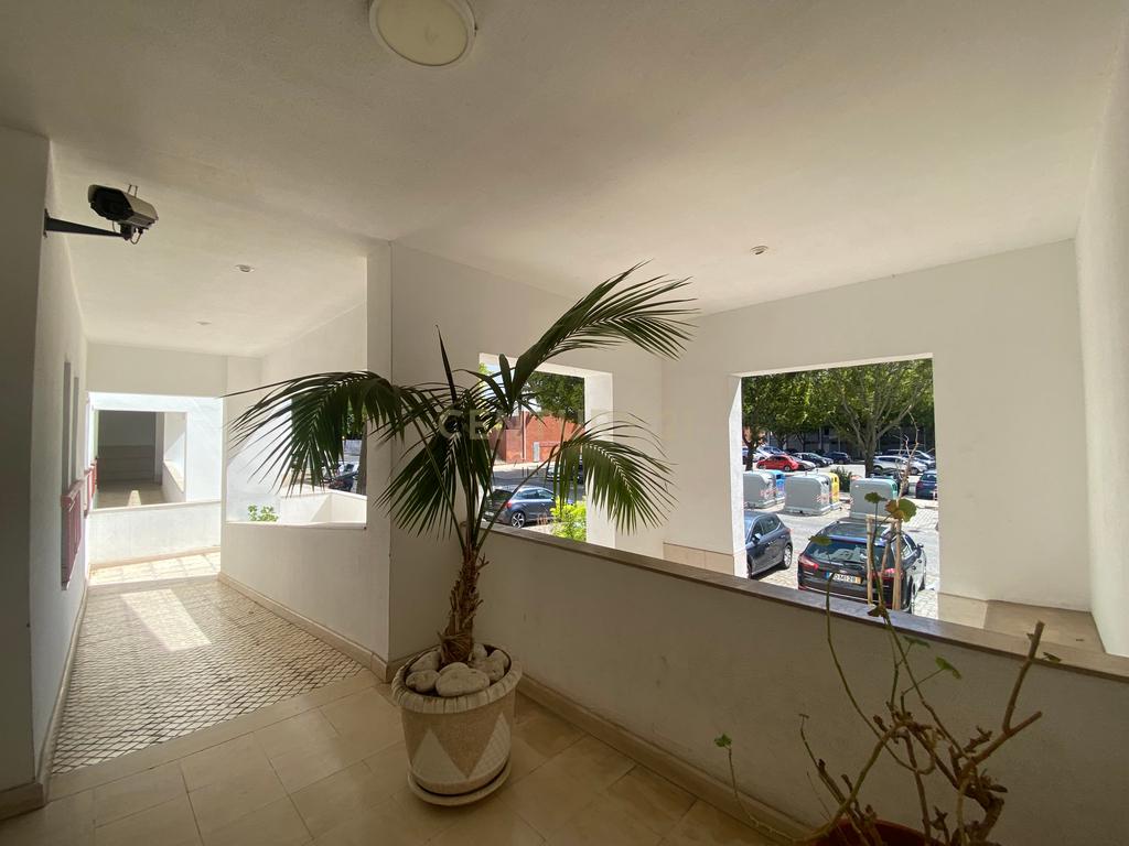 Apartamento de tipologia T3 com garagem e arrecadação em Marvila - Image 2