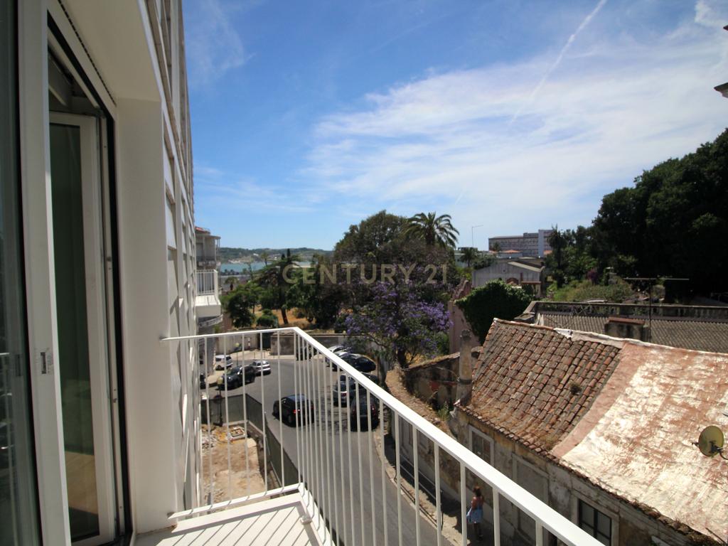 Luxuoso apartamento T2 com vista de rio em Alcântara, Lisboa - Image 1