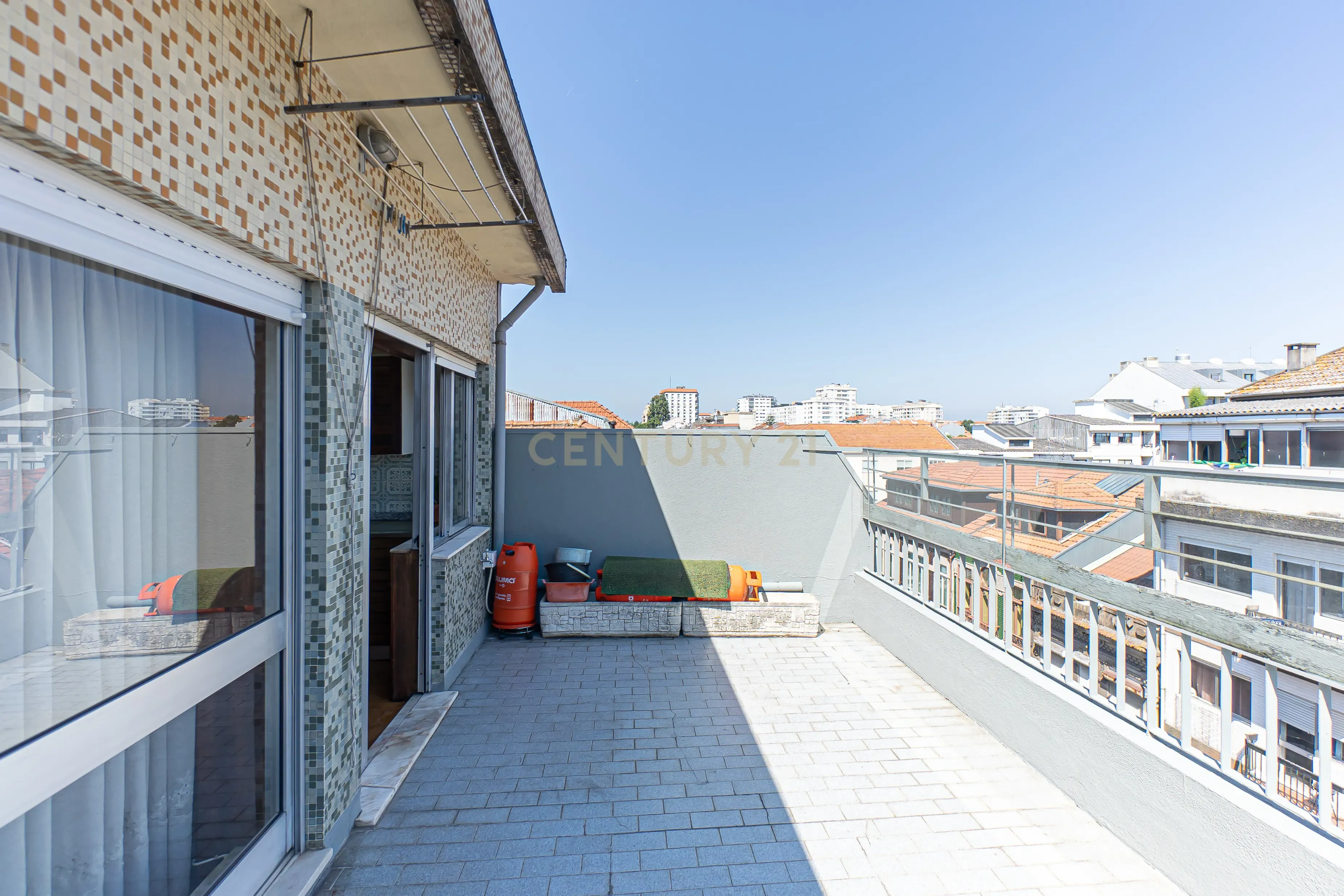 Fotografia 8 de Apartamento T2+1 com Terraço na Prestigiada Rua da Alegria