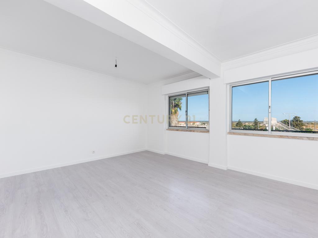 T3 Renovado na Póvoa de Santa Iria - Image 1