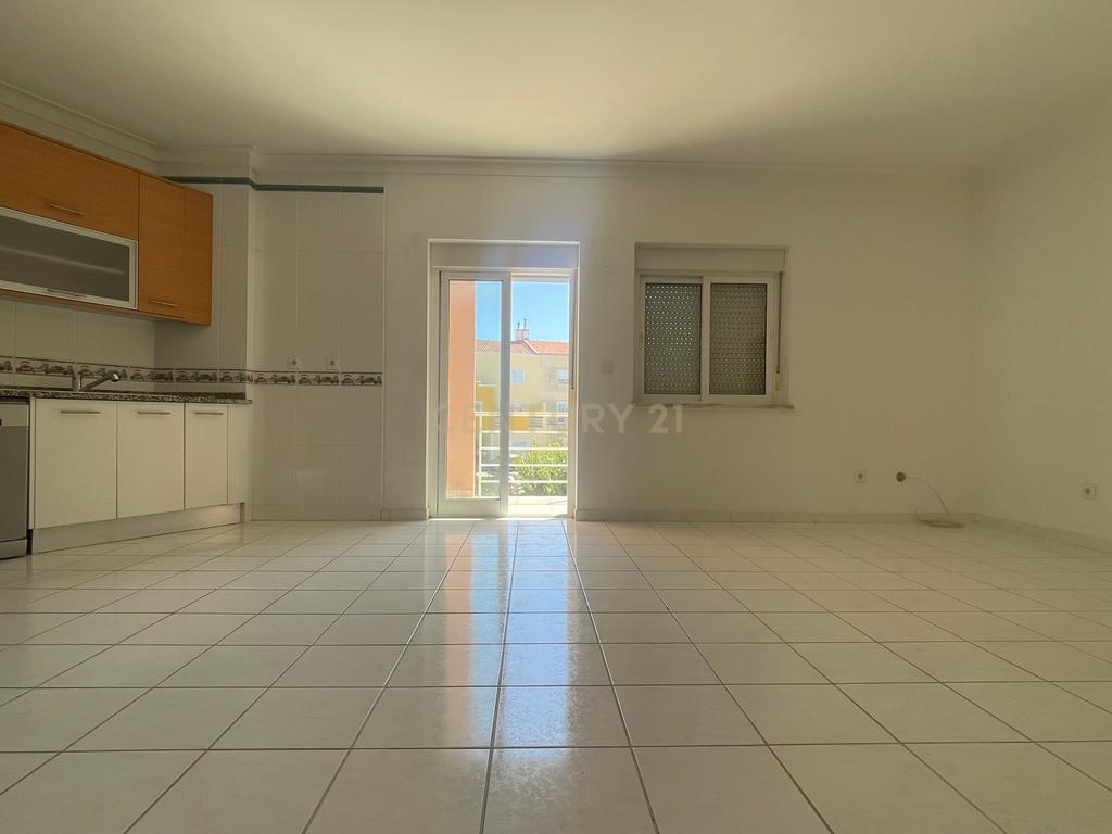 Apartamento T3, com Varandas e 3 Lugares de estacionamento, no Pinhal Novo - Image 8