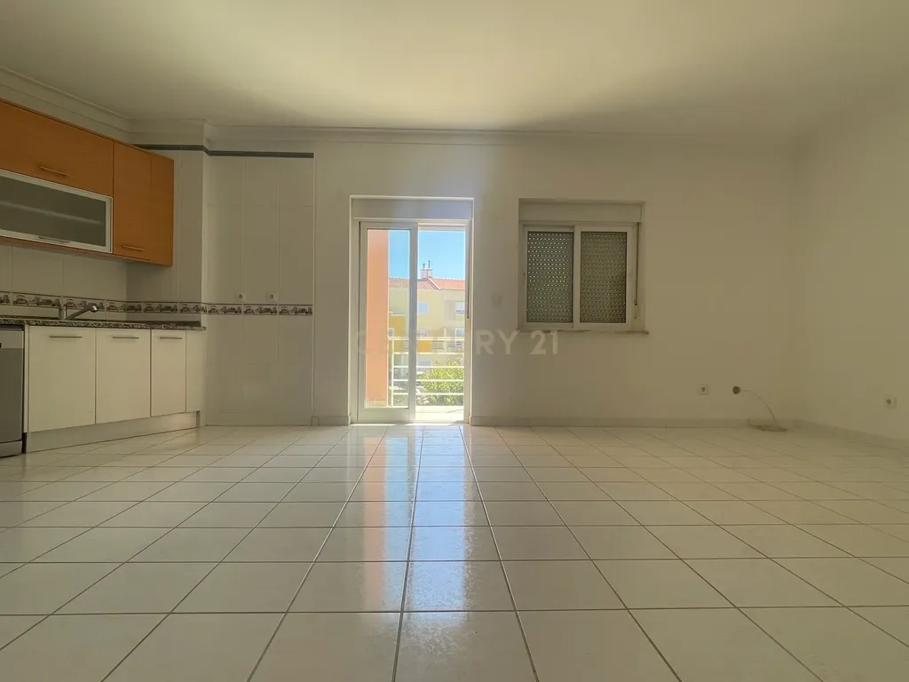 Apartamento T3, com Varandas e 3 Lugares de estacionamento, no Pinhal Novo - Image 8