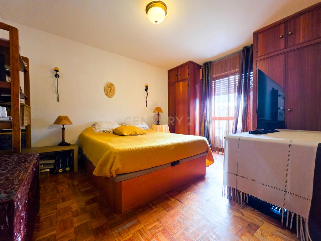 Apartamento T3 na Rua Afonso Castro, em Setúbal com Vista Panorâmica - Image 9